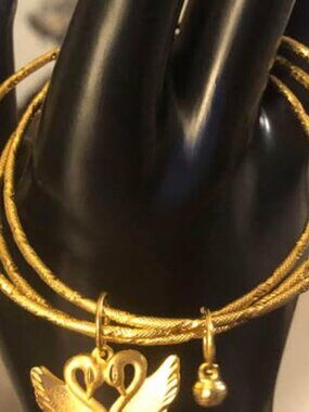 Sand Gold Swan Pendant Fashion Bracelet